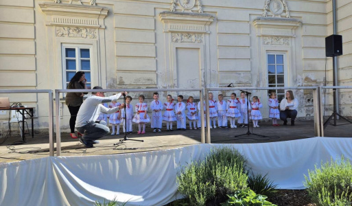 Deň matiek 2024 Podujatie sa konalo v nedeľu 12. mája 2024 na priestranstve pred kaštieľom. V programe vystúpili deti MŠ Pod gaštanmi a deti ZŠ s MŠ sv. Marka Križina v Krásnej. Zo slávnosti odišla každá mamička s kvetom od pána starostu