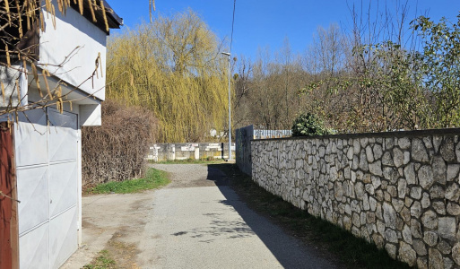 Doplnenie verejného osvetlenia Na cyklochodníku z Mestskej časti Nad jazerom na ulicu Za mostom, na konci slepej ulice Keldišova pri zelenej ploche pri Hornáde a na začiatku Pollovej ulice pri autobusovej zastávke oproti parkovisku Motorestu pri starom mlyne.
