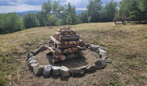 Jánske ohne Tradície hovoria, že na Jána  majú všetky živly- zem, voda i oheň, najväčšiu  moc.  Preto sa zvykli páliť ohne. V Krásnej sme si túto tradíciu pripomenuli 27.62025 pálením vatry na Hore
