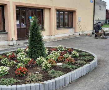 Výsadba pred kaštieľom a DS Barón