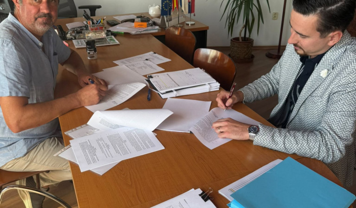 Fotka - Mestská časť podpísala zmluvu na rekonštrukciu ZŠ s MŠ sv. Marka Križina